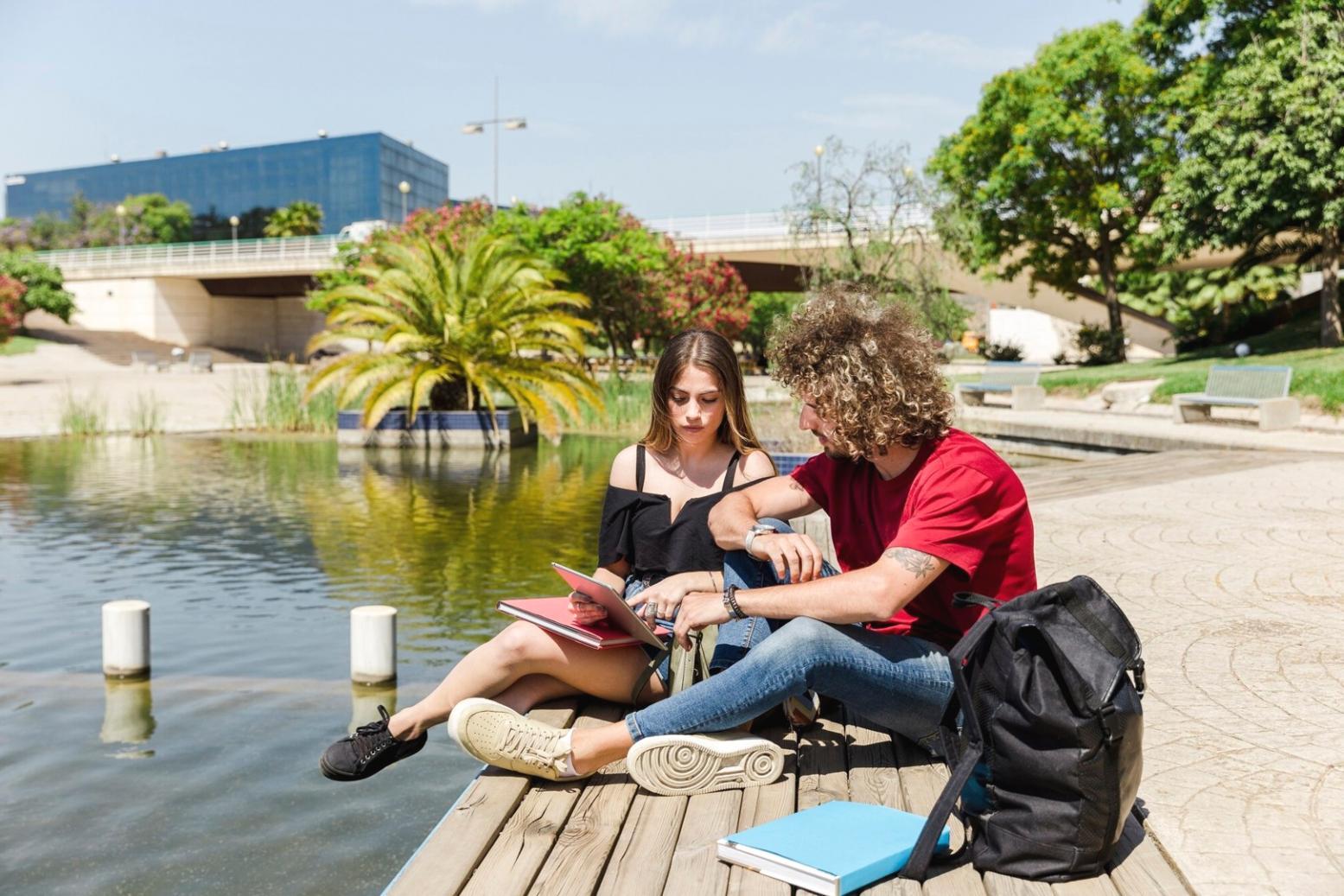 Profesioniști analizând date financiare și strategii de bugetare