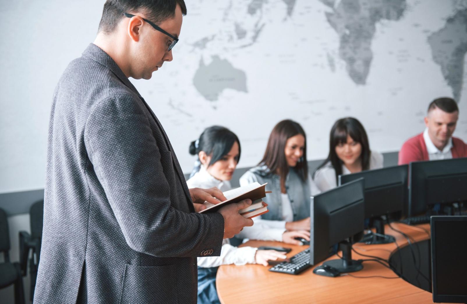 Analiza comparativă între industrii și regiuni